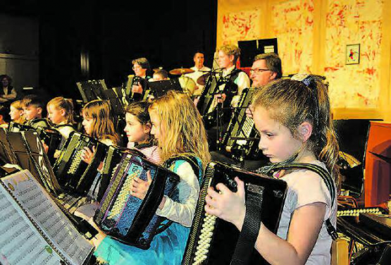 Voller Konzentration mit dabei: Die «Chnopf-Hüpfer», alias «Beginners Band», des Handharmonika-Clubs Staffelbach. (Bild: st.)