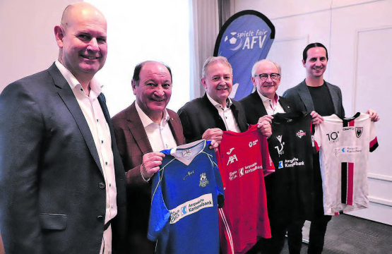 Sie wollen den Aargauer Fussball fördern und an die Spitze bringen (v.l.): Dieter Widmer, Direktionspräsident der AKB; Luigi Ponte, Präsident AFV; sowie die Clubvertreter Willy Wenger (FC Aarau Frauen), Heinz Gassmann (FC Baden), Sandro Burki (FC Aarau). (Bild: rc.)