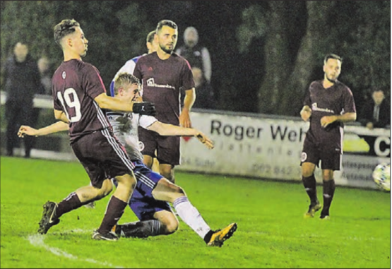 Weg mit dem Ball! Beinwils Manuel Schneeberger kommt vor Entfeldens Doppeltorschütze Rico Lehmann (Nr. 19) an den Ball. (Bild: Otto Lüscher)