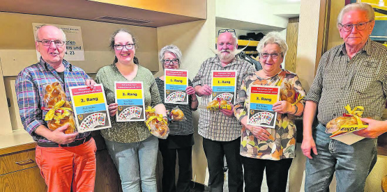 Die Gewinner der 1. Reinacher Dorfmeisterschaft: Margrit und Rolf Zimmermann (Mitte) werden von den Zweitplatzierten Sara Kleeb und René Stadler (links) sowie Rita Kaspar und Röbi Hunziker flankiert. (Bild: zVg.)