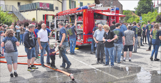 Eingefahren ist es beim Gemeindehaus mit einem lauten «Tatütata»: Die Bevölkerung bekundete reges Interesse am neuen Tanklöschfahrzeug der Feuerwehr Uerkental. (Bilder: aw.)