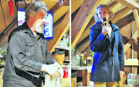 Bruno Jehle und Matina Hämmerli: Über ihren Köpfen befindet sich die Solaranlage, die in drei Himmelsrichtungen ausgerichtet ist. Es ist ein weiterer Schritt in eine nachhaltige Selbstversorgung. (Bild: rc.)