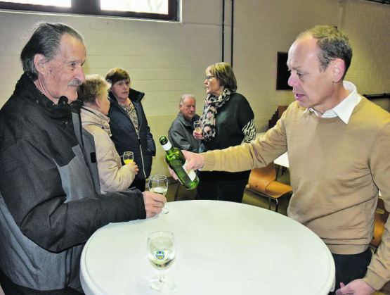 Schenkt den Wilibergern reinen Wein ein – persönlich und mit Worten: Gemeindeammann Patric Jakob (r). (Bild: aw.)