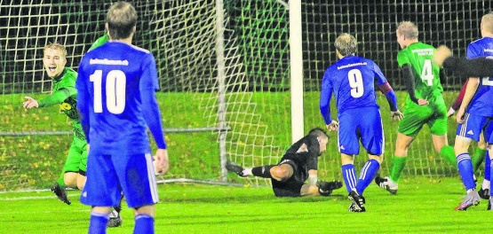 Da freute er sich noch: Janick Dätwyler vom FC Gontenschwil hat soeben Böju-Hüter Leeroy Schlatter zum 1:1-Ausgleich bezwungen. Dennoch ging das Spiel für die Oberwynentaler verloren. (Bild: Otto Lüscher)