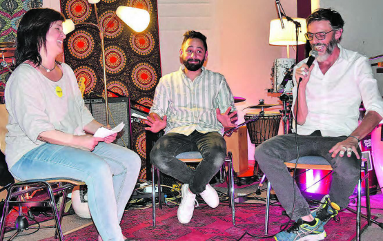 Stellte Fragen zu Karriere und Zukunft an beide «Trommler»: Manuela Holliger, Philipp Schmid und Dani Hächler. (Bild: aw.)