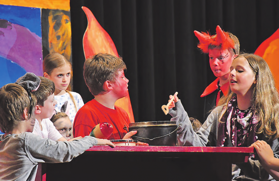 Der Teufel konnte es nicht fassen: Die Lehrer übernahmen nicht nur den Kochlöffel, sondern gleich das ganze Kommando. (Bilder: EP.)