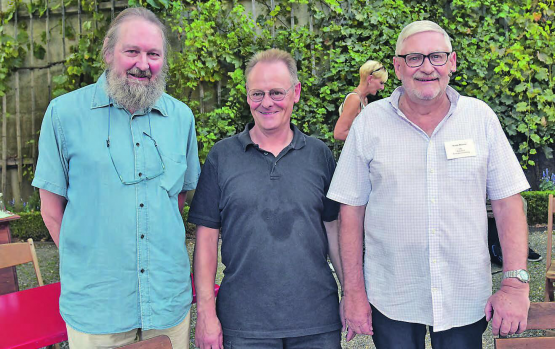 Kurz vor der ausverkauften Premiere des «So(h)retaler T(r)äumli» wirkten sie entspannt: (v.l.) Autor Peter Weingartner, Regisseur Beat Erni und Produktionsleiter Ruedi Maurer. (Bilder aw.)