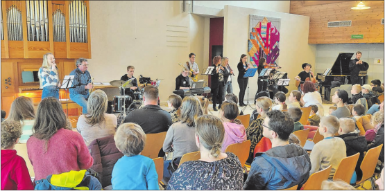Imposantes Orchester: Die Ad-hoc-Formation aus den Instrumentallehrpersonen machte beste Werbung in eigener Sache. (Bilder: Roland Marti)