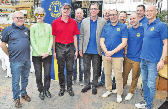 Nach der symbolischen Scheckübergabe: Walter Keller, Susanne Hüsser, Ulrich Heitzmann, Rolf Märki, Rolf Buchser, Werner Briner, Daniel Frey, Pascal Bolliger, Mathias Baumberger, Patrick Grundmann und Ivo Signer von links.
