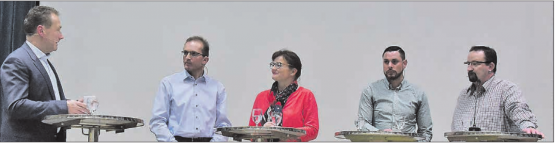 Initianten und Gegner der Windenergieanlagen auf dem Stierenberg kreuzten die Klingen (v.l.): Moderator Daniel Deicher, Roland und Priska Wismer und die Gegner Samuel Hodel und Pirmin Kammermann. (Bild: mars.)