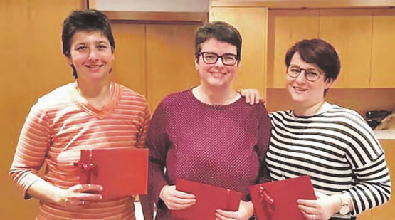 Seit zehn Jahren im Samariterverein: (v.li.) Die Jubilarinnen Tamara Gautschi, Karin Hauri und Fanny Bolliger. (Bild: zVg.)