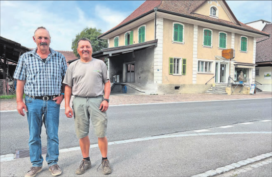 Zwei der fünf letzten Milchlieferanten bei der Sammelstelle der Chäsi Muhen, Hansueli Lüscher (links) und Jürg Lüscher. (Bild: Kaspar Flückiger)