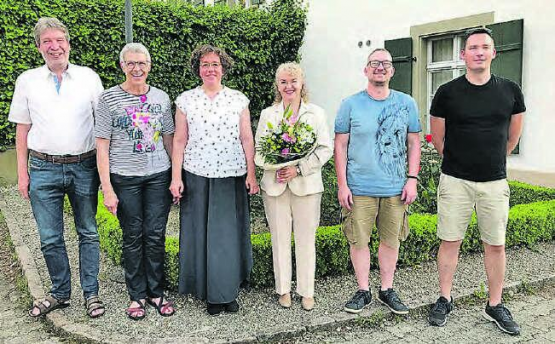 Willkommensbild anlässlich der Kirchgemeindeversammlung (v.l.): Pfarrer Daniel Hintermann, die per Ende Juni pensionierte Pfarrerin Rosemarie Müller, Pfarrerin Dörte Gebhard, die neu gewählte Pfarrerin Christine Bürk sowie Jugendarbeiter Marcel Hauri und Pfarrer Beat Müller. (Bild: zVg.)