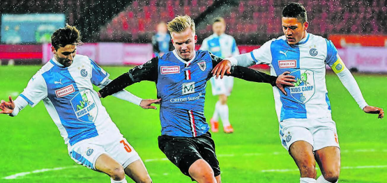 Fussballer bei der Arbeit: Aaraus Mats Hammerich (Mitte) hat gegen Aleksandar Cvetkovic (r.) und Dominik Schmid alle Hände voll zu tun. (Bild: Sarah Rölli)