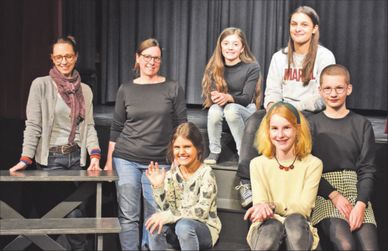 Zu Besuch im neuen Theaterspielclub im Reinacher TaB: Betriebsleiterin und Kulturvermittlerin Andrea Zielinski,Theaterpädagogin Simone Stephan mit dem Theaternachwuchs Lia, Emma (hinten), Hanna, Nina und Selma (vorne). (Bilder: hg.)
