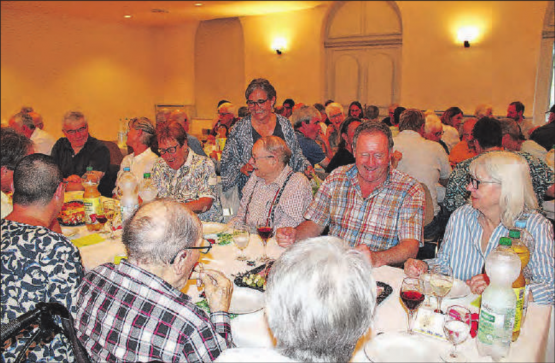 Stimmungsvoll: Vizeammann Jacqueline Widmer überreicht den Jubilarinnen und Jubilaren eine süsse Erinnerung an den geselligen Abend. (Bilder: grh)