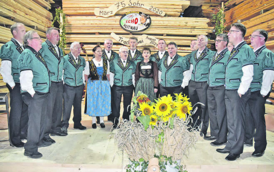 Singt in seinen neuen Kleidern das Jodellied «Sommerjutz»: Der Jodlerklub Echo Reitnau im tannengrünen Mutz. (Bild aw.)