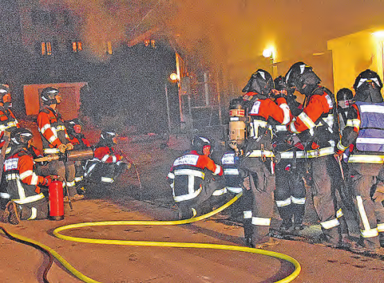 Personenrettung haben erste Priorität: Atemschutz- und Löschgruppe machten sich parat. (Bilder: aw.)