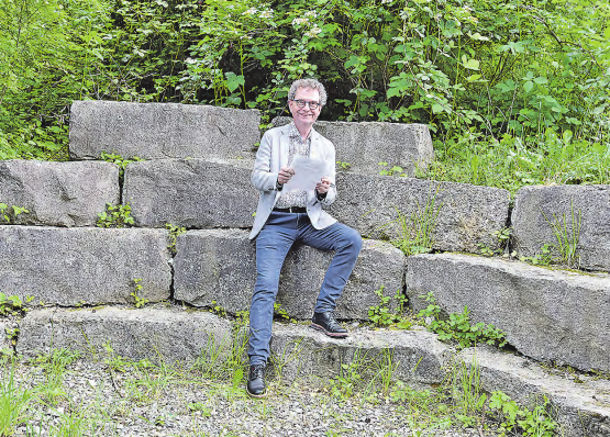 Kurt Leuenberger, wie er leibt und lebt, an seinem Lieblingsplatz ausserhalb der Schulgebäude: Sein ganzes Leben verbrachte er an der Schule Schöftland, als Schüler wie auch als Lehrer. (Bild: aw.)