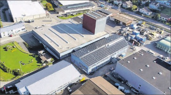 Die Wachstumsgeschichte der Poesia geht weiter: Bau 1, nördlich von Bau 2 mit dem Solardach, wird 2020 um drei weitere Büroetagen aufgestockt. Die Photovoltaik-Anlage weist eine Fläche von knapp 1200 m2 auf. (Bilder: zVg.)