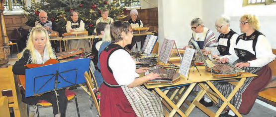 Hannis Gruppen: Mit Zither und Gitarrenbegleitung unterhielten sie das Publikum mit eher leisen, aber eindrücklichen Tönen. (Bild: Frieda Steffen)