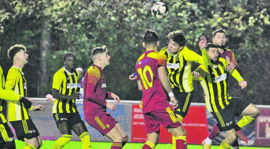 Es «herbschtelet» auf der Rütimatten. Jennys Hügi (6) und Kürsat Kiybar (10) müssen den Ball dem kopfballstarken Astrit Kryeziu überlassen. (Bild: Otto Lüscher)