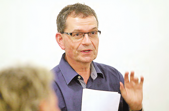 Selber eine Persönlichkeit, die viel zu erzählen wusste: Moderator Kurt Leuenberger führte mit Humor durch den Abend. (Bilder: Remo Conoci)