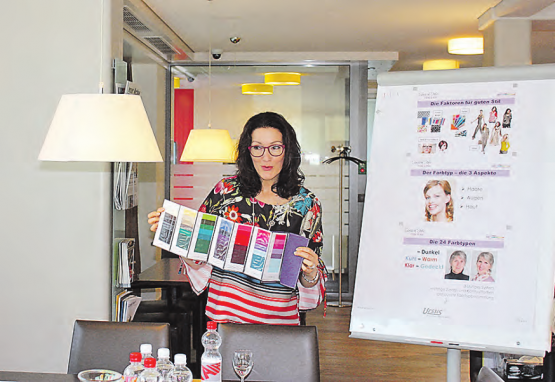 Eltern-Träff bei der Raiffeisenbank in Gränichen: Katja Lehner erklärt den anwesenden Eltern das Prinzip der 24 Farbtypen. (Bild: zVg.)