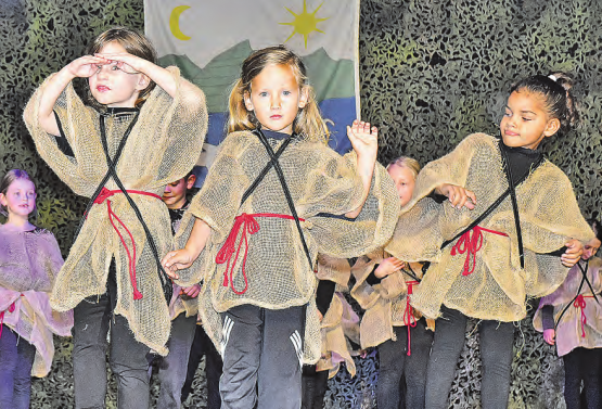 Mit tollen Ideen, mitreissenden Tanzeinlagen, turnerischen Höhepunkten und mit jeder Menge guter Laune zündete der Satus Gränichen seine diesjährige Turnshow unter dem Titel «Eine (fast) wahre Geschichte». (Bilder: aw.)