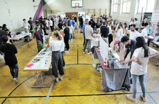 Blick in die Alte Turnhalle Schöftland: Insgesamt besuchten 230 Schülerinnen und Schüler den Lehrstellenparcours. (Bilder: rc.)