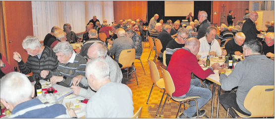 Im vollen Saal konnte der Männerstamm einen Mitgliederrekord feiern. (Bild: zVg.)