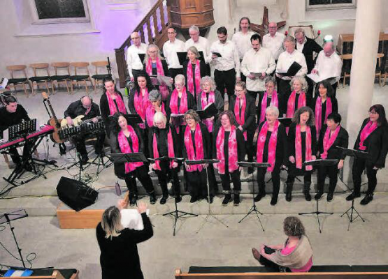 Stimmungsvoll: Der Gospelchor «Gospel-on» während seinem Auftritt in der reformierten Kirche in Seon. (Bild: Andreas Walker)