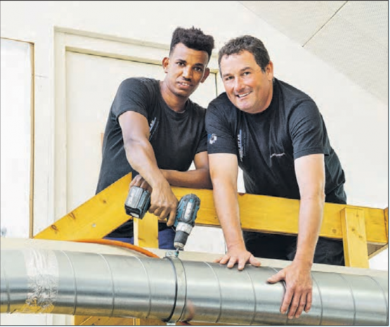 Erfolgreiche Integration in den Arbeitsmarkt: Dani Zimmerli (rechts), Leiter Unterhalt bei der Robert Ott AG in Seon ist sehr zufrieden mit Merih Okube. (Bild: zVg.)