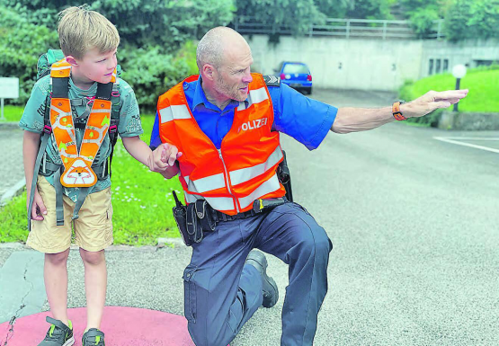 Zum Schuljahresbeginn sind die Aargauer Regionalpolizeien im Rahmen ihrer traditionellen Präventionskampagne auf den Schulwegen wieder vermehrt präsent. (Bild: zVg.)