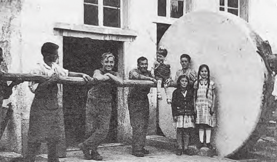 Bild aus längst vergangenen Tagen: Die ehemalige Ölmühle an der Wyna in Reinach. (Bild: zVg.)