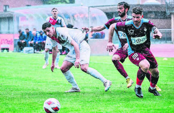 Unaufhaltsam: Der FC Aarau gewinnt in Bellinzona das vierte Spiel in Folge − auch Milot Avdyli lässt sich nicht zurückhalten. (Bild: Sarah Rölli)