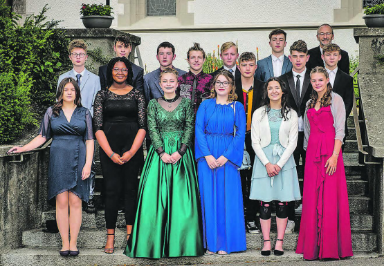 Aller guter Dinge sind drei: An drei Sonntagen wurden in der reformieren Kirche Reinach Konfirmationen gefeiert. Im Bild alle 15 Konfirmanden vereint. (Bild: psi.)