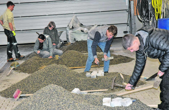Ausbildungstag zum Anfassen: Im Gartenbaubetrieb A. Meier Gartenbau AG versuchten sich die Schüler an einer Bogenpflasterung mit Natursteinen. (Bilder: aw.)
