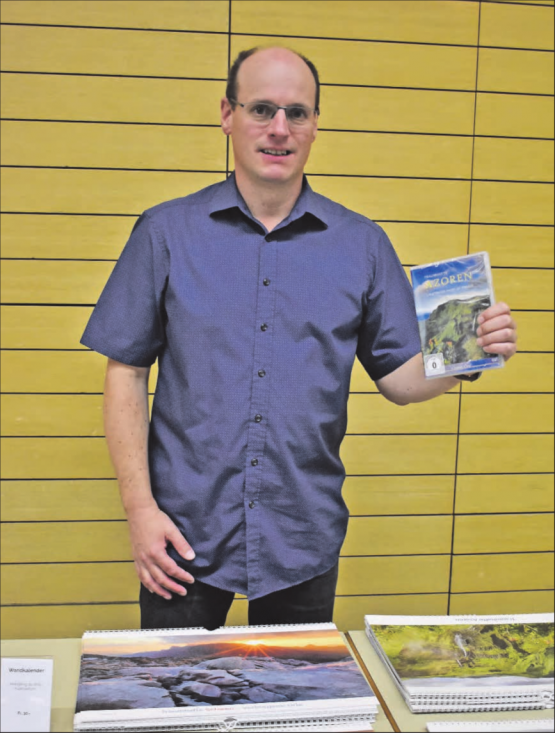 Fotograf und Naturfilmer Christian Oeler entführte das Publikum in der Gontenschwiler Mehrzweckhalle auf die Azoren. (Bild: zVg.)