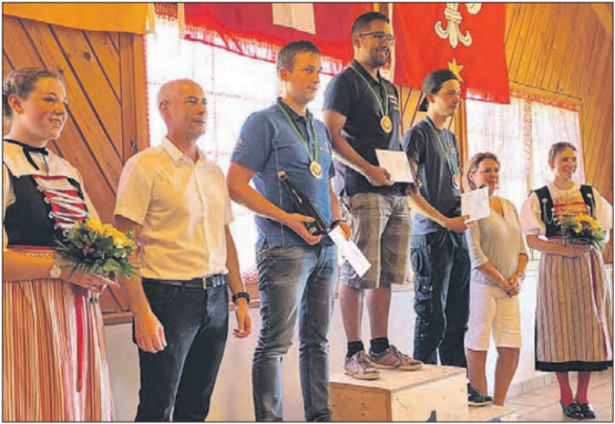 Die Sieger des Schützenkönigsausstichs: Auf dem Podest (v.li) Marco Lüscher, 2. Platz (SG Leutwil); Sascha Dünki, 1. Platz; und Christian Gerber, 3. Platz. (Bild: zVg.)