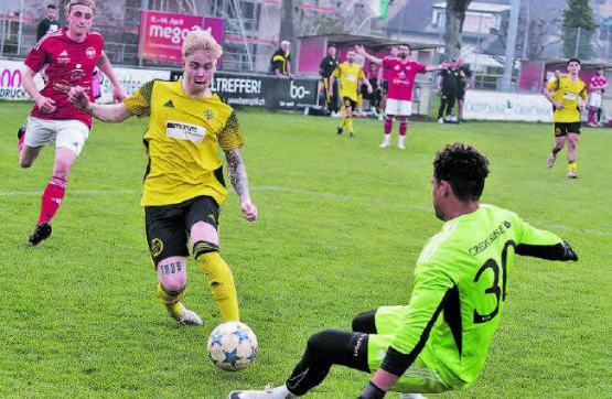 Schneller als der Gegner: Manuel Peter setzte sich gleich mehrfach in Szene und steuerte drei Tore zum 4:1-Erfolg Gränichens bei. (Bild: Roland Jaus)