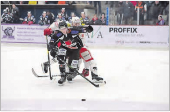 Bei den Red Lions spielen viele junge Spieler, deshalb sind Spieler wie er um so wichtiger: Reinachs Routinier Daniel Müller bekommt es mit vielen Beinen und Stöcken zu tun.