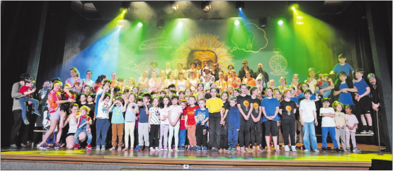 Zeigten, was sie gemeinsam alles können: Die Turnerinnen und Turner der neun verschiedenen Abteilungen des Turnverein Teufenthal stellten für die Turnerabende ein vielfältiges Programm auf die Beine. (Bilder: Melanie Köchli)