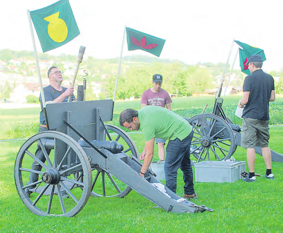 Vorbereitungen zum Schuss! Fleissige «Böllerschützen» an der Arbeit.
