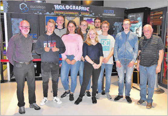 Im «Cinema 8» in Schöftland: Die Teufenthaler Jungbürgerinnen und Jungbürger, flankiert von Gemeindeammann Urs Lehner (li.) und Gemeinderat Roland Lutz (Bild: P.Te.)