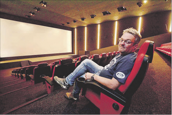 Geschäftsführer Rolf Häfeli sitzt alleine im Saal 1, dem grössten Kinosaal im Schöftler Cinema 8. (Bild: kf)