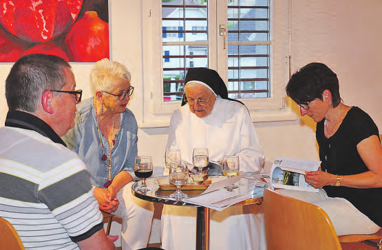 Lange Gespräche: Die Rickenbacherinnen und Rickenbacher genossen den lauen Abend mit langen Gesprächen über die Geschehnisse im Dorf. (Bilder: jap.)
