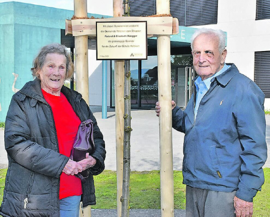 Das Ehepaar Elisabeth und Roland Rüegger hat der Gemeinde Holziken eine Spende von 1,1 Millionen Franken zu Gunsten der Schule zukommen lassen. (Bild: ran.)