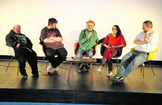 Podiumsgespräch zum Abschluss: (v.l.) Darsteller Fredi Senn und Remo Beuggert wurden von Theaterchef Clo Bisaz und Marita Jablonski von der Stiftung Lebenshilfe befragt. Ganz rechts Regieassistent Stefan Endewardt.