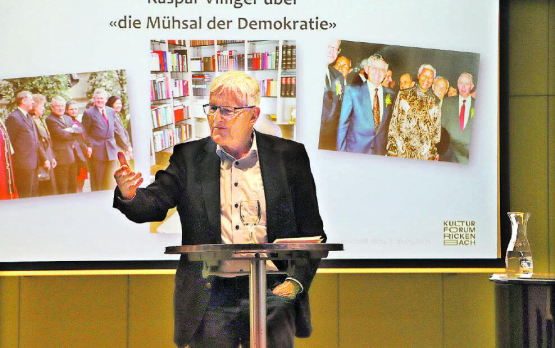 Redegewandt und locker zog alt Bundesrat Kaspar Villiger sein Publikum im Pfarrsaal Rickenbach in den Bann. (Bilder: uke)